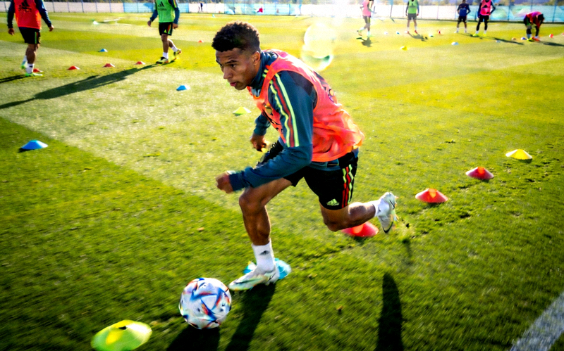 世界杯新兴球星在训练中展示精湛球技